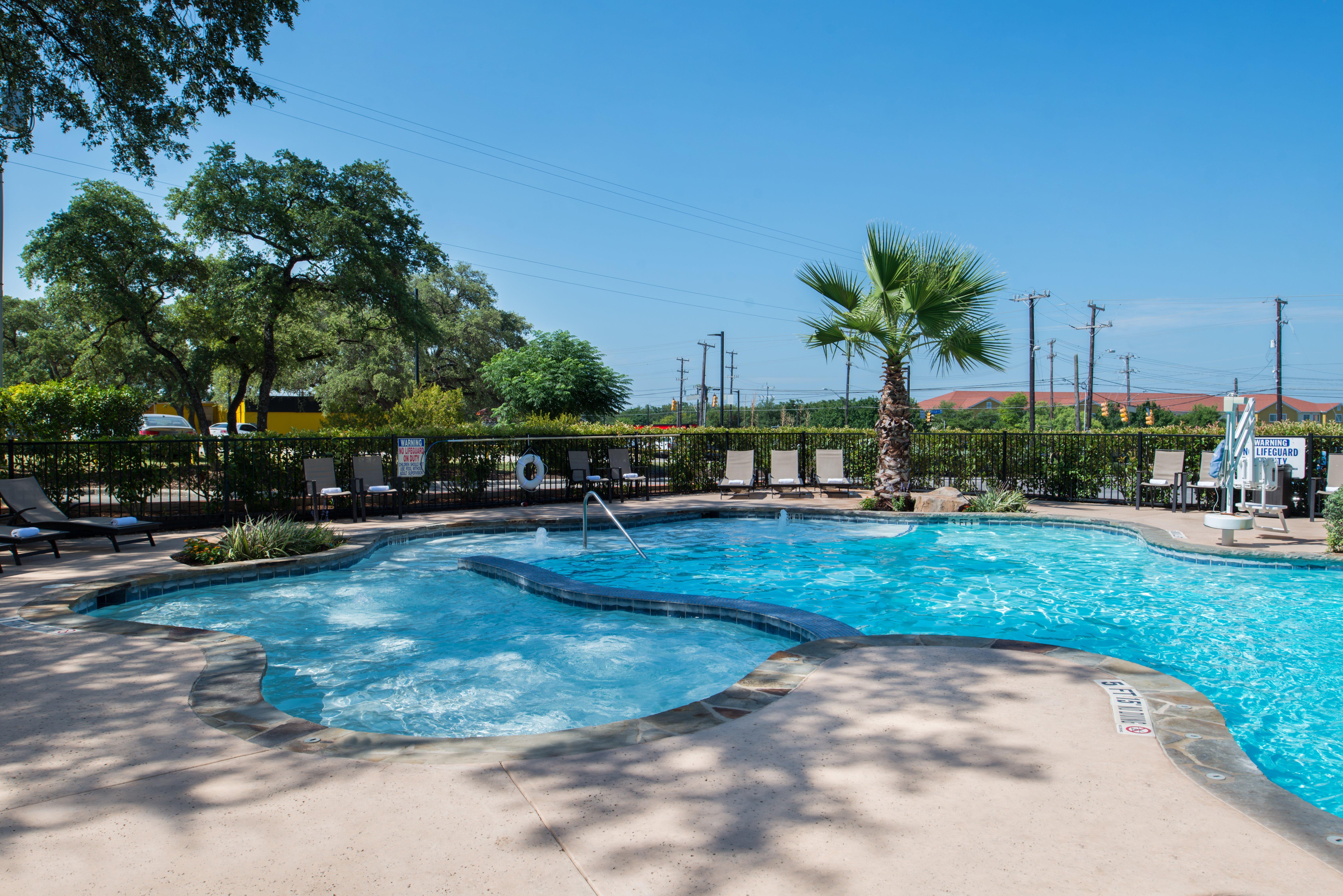 Holiday Inn Express & Suites San Antonio Medical - Six Flags By Ihg Bagian luar foto