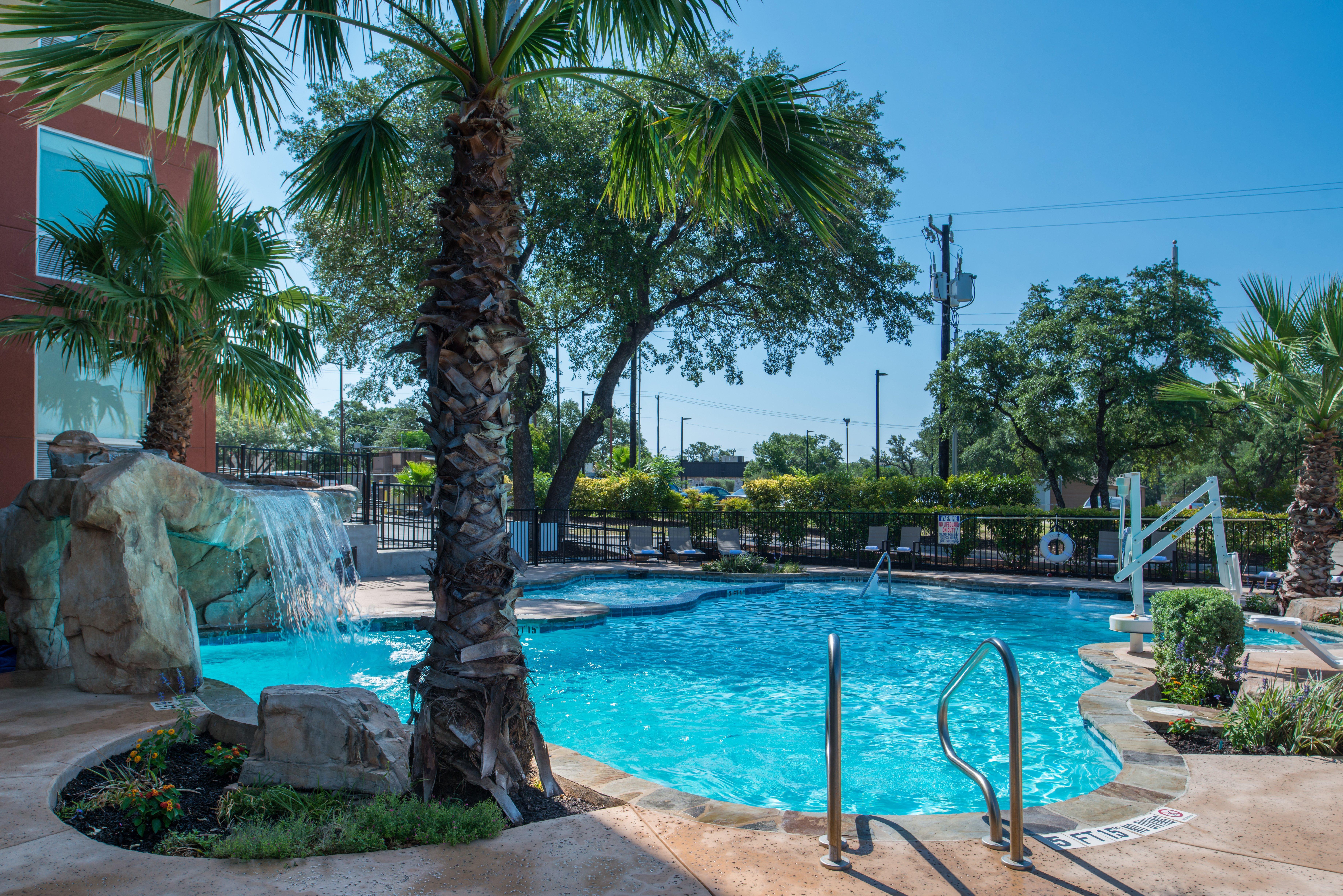 Holiday Inn Express & Suites San Antonio Medical - Six Flags By Ihg Bagian luar foto